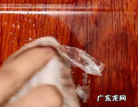 门上的双面胶怎么处理干净,木门上留下的胶带粘痕怎么去除