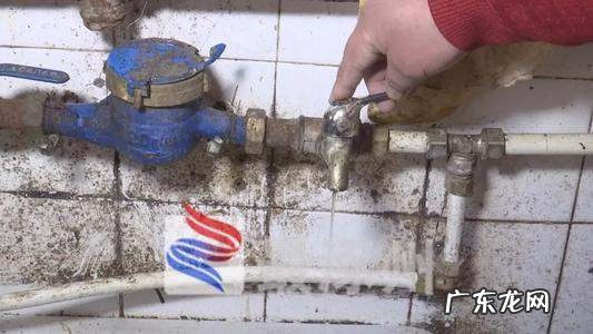 冬天外出关掉水阀水管会冻,寒冷的冬天水一直流水管能冻住鱼
