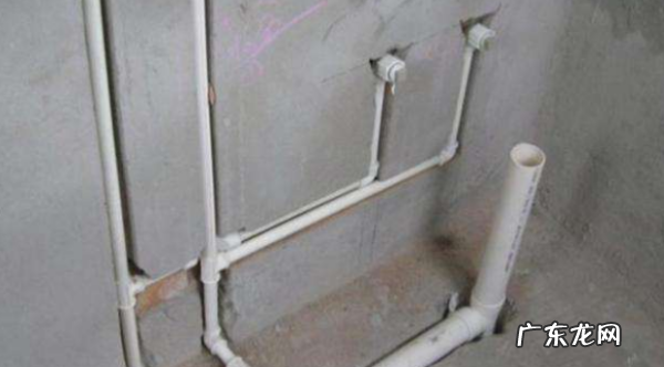 冬天外出关掉水阀水管会冻,寒冷的冬天水一直流水管能冻住鱼