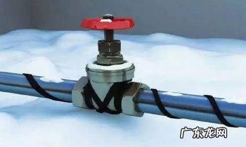 冬天外出关掉水阀水管会冻,寒冷的冬天水一直流水管能冻住鱼