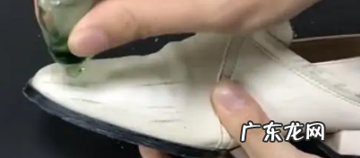 鞋白边有黑色污垢怎么除掉,运动鞋白边蹭黑洗不掉