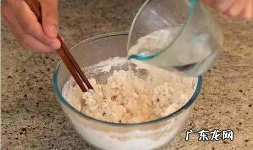 和顺县当地特色美食菜角,炸菜角绿豆芽需要焯水