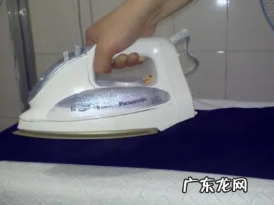 熨斗怎么烫衣服,烫衣服的熨斗怎么使用
