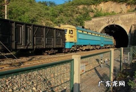 大秦铁路是哪到哪,大秦铁路多少节车厢