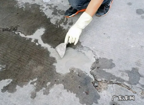 水泥地面上的白碱怎么处理,水泥地面起碱怎么处理