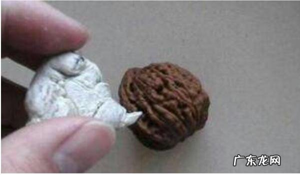 文玩核桃凹槽里面黑怎么去除,文玩核桃里面的脏东西怎么清理干净