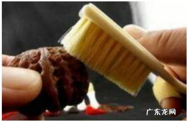 文玩核桃凹槽里面黑怎么去除,文玩核桃里面的脏东西怎么清理干净