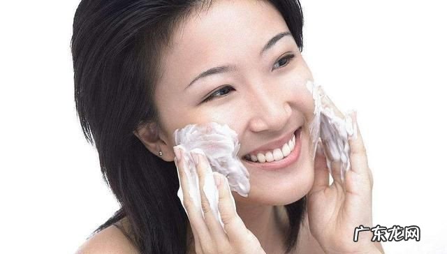 睡前洗脸有什么好处,睡觉前该不该洗脸