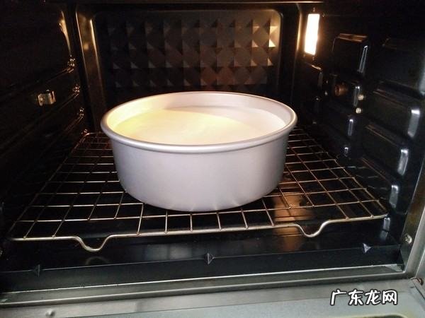 烤蛋糕为什么底部沉淀,为什么我做的戚风蛋糕底部有黄色的沉淀