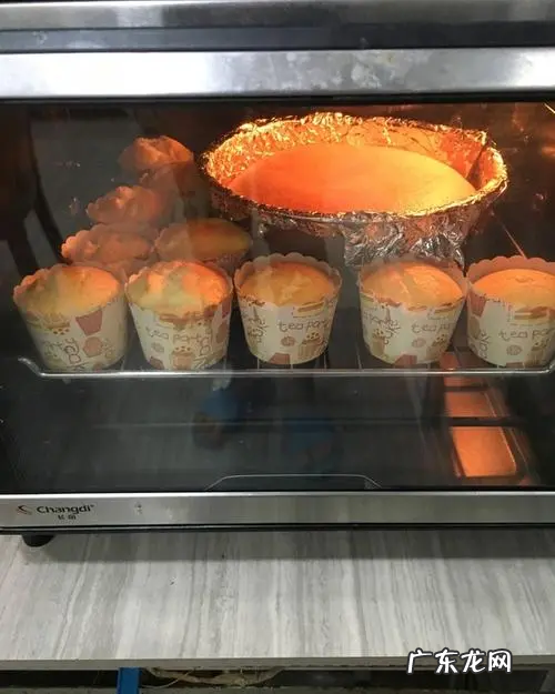 烤蛋糕为什么底部沉淀,为什么我做的戚风蛋糕底部有黄色的沉淀