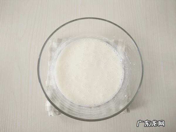 烤蛋糕为什么底部沉淀,为什么我做的戚风蛋糕底部有黄色的沉淀