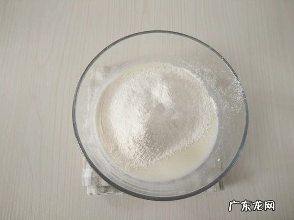烤蛋糕为什么底部沉淀,为什么我做的戚风蛋糕底部有黄色的沉淀