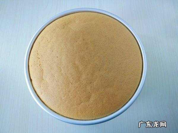 烤蛋糕为什么底部沉淀,为什么我做的戚风蛋糕底部有黄色的沉淀