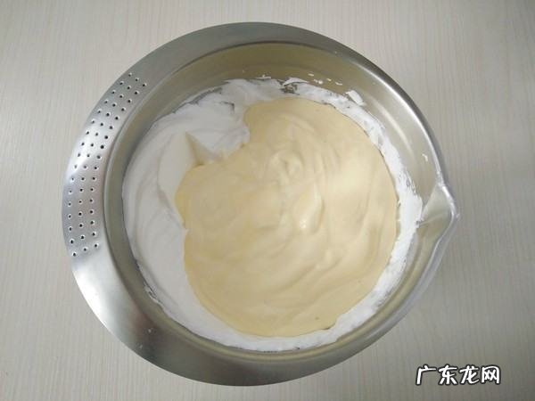 烤蛋糕为什么底部沉淀,为什么我做的戚风蛋糕底部有黄色的沉淀