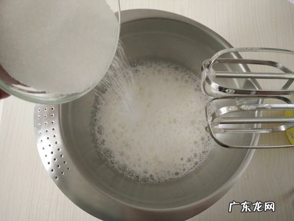 烤蛋糕为什么底部沉淀,为什么我做的戚风蛋糕底部有黄色的沉淀