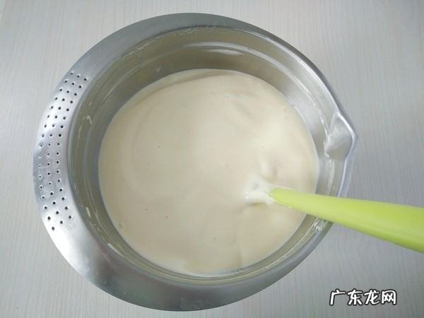 烤蛋糕为什么底部沉淀,为什么我做的戚风蛋糕底部有黄色的沉淀