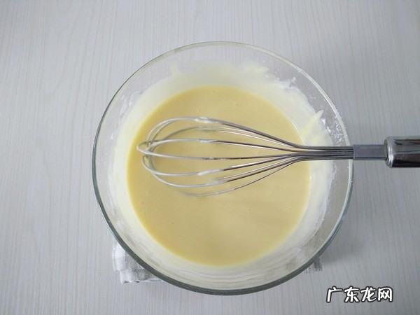 烤蛋糕为什么底部沉淀,为什么我做的戚风蛋糕底部有黄色的沉淀