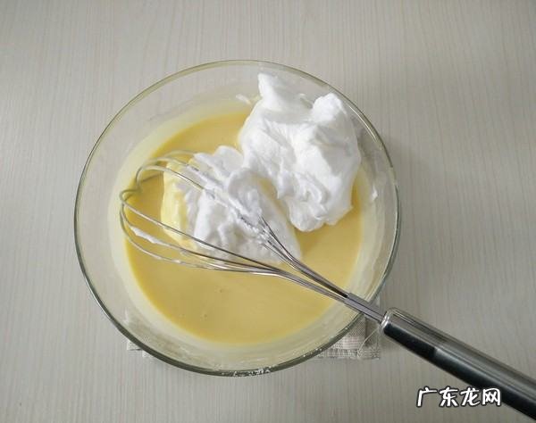 烤蛋糕为什么底部沉淀,为什么我做的戚风蛋糕底部有黄色的沉淀