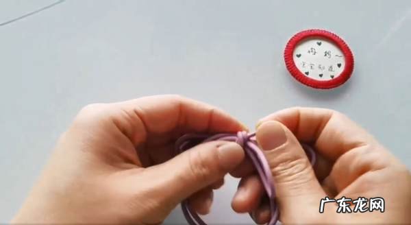 皮筋怎么打蝴蝶结,怎么用一根绳子变成蝴蝶结皮筋