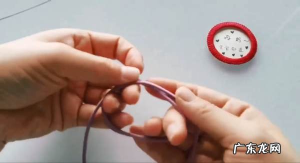 皮筋怎么打蝴蝶结,怎么用一根绳子变成蝴蝶结皮筋
