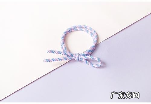 皮筋怎么打蝴蝶结,怎么用一根绳子变成蝴蝶结皮筋