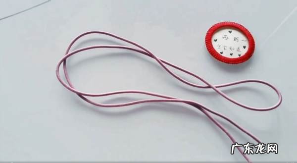 皮筋怎么打蝴蝶结,怎么用一根绳子变成蝴蝶结皮筋