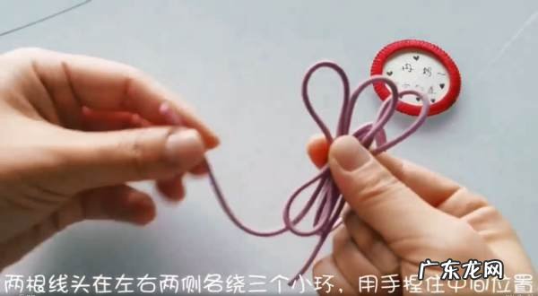 皮筋怎么打蝴蝶结,怎么用一根绳子变成蝴蝶结皮筋