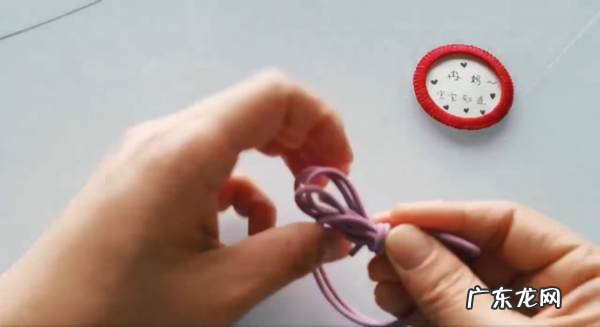 皮筋怎么打蝴蝶结,怎么用一根绳子变成蝴蝶结皮筋