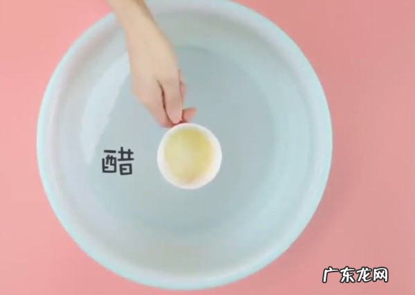 羽绒服染上颜色拿什么洗得掉,白色羽绒服服染上颜色怎么去掉