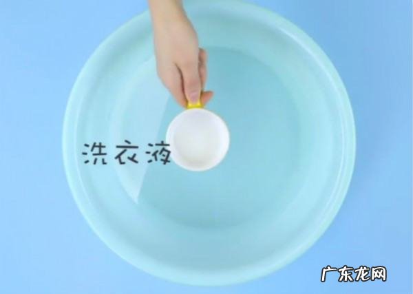 羽绒服染上颜色拿什么洗得掉,白色羽绒服服染上颜色怎么去掉