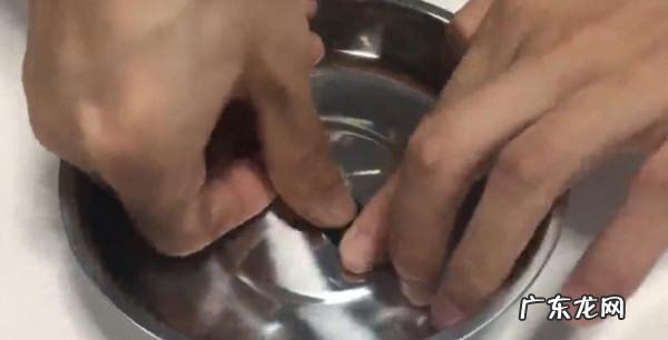 铝合金上的透明胶带的胶怎么去除,如何去除铝合金门上的透明胶痕迹小妙招