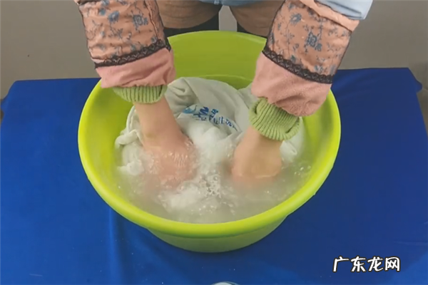 卫衣上面的油渍时间长了怎么洗掉,卫衣上的油渍怎么去除