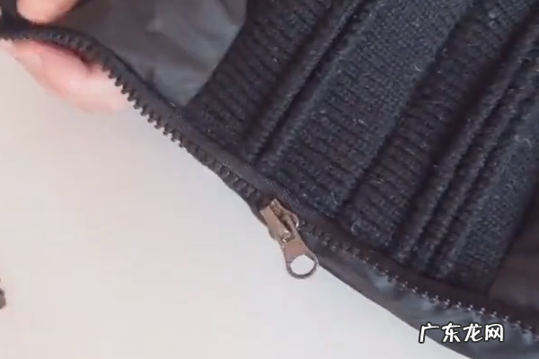 羽绒服两个拉链怎么拉,蒙口羽绒服拉链拉不上有看一下
