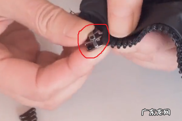 羽绒服两个拉链怎么拉,蒙口羽绒服拉链拉不上有看一下