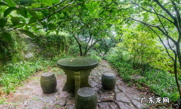 白堤名字的由来,西湖长堤的意思