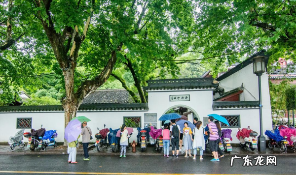白堤名字的由来,西湖长堤的意思