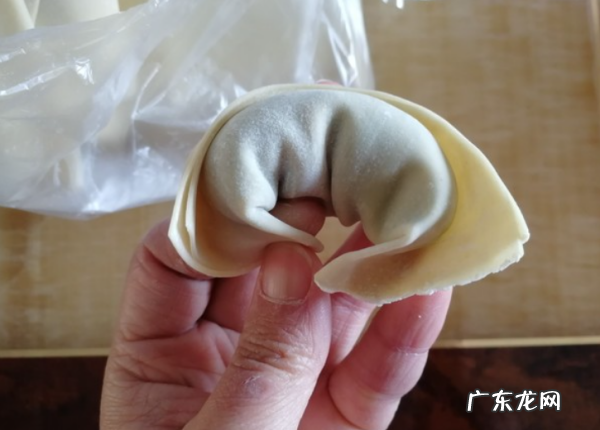 混沌的包法 详细的步骤方法,怎样包馄饨慢动作