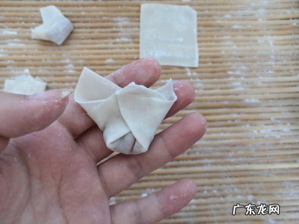 混沌的包法 详细的步骤方法,怎样包馄饨慢动作
