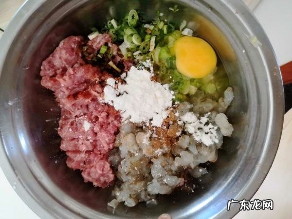 混沌的包法 详细的步骤方法,怎样包馄饨慢动作
