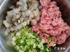混沌的包法 详细的步骤方法,怎样包馄饨慢动作