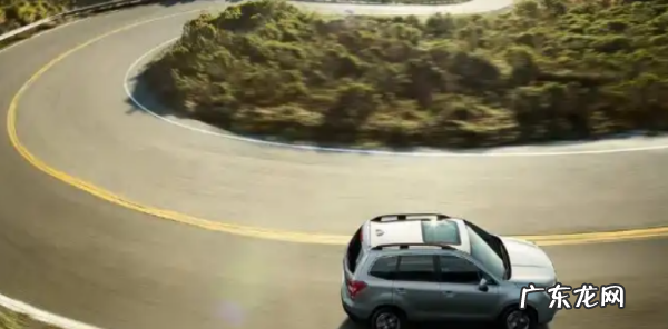 二档转弯时要踩离合,二挡转弯要踩离合