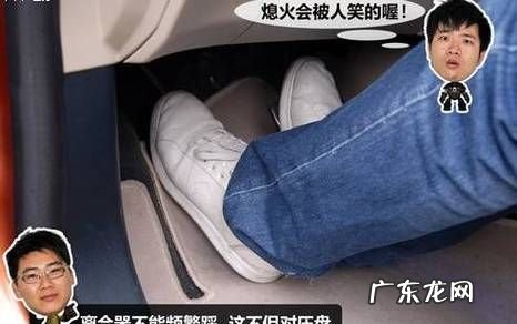 二档转弯时要踩离合,二挡转弯要踩离合