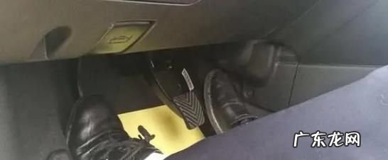 二档转弯时要踩离合,二挡转弯要踩离合