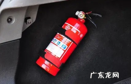 灭火器放在车里哪个位置,灭火器放车里哪个位置合适