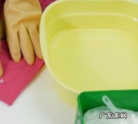 万能胶弄到衣服上怎么清洗,衣服上沾上美缝胶应该怎么去除
