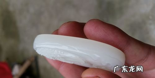 玉手镯上的划痕怎么处理,翡翠手镯对身体有什么好处和坏处