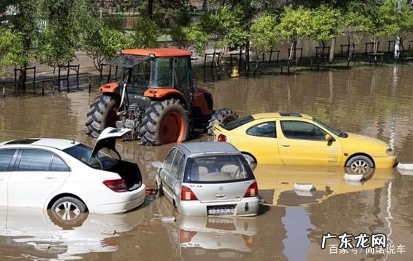 暴雨天怎么防止汽车进水,遇到暴雨天气路上难免会有积水路段的现象