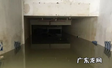暴雨天怎么防止汽车进水,遇到暴雨天气路上难免会有积水路段的现象