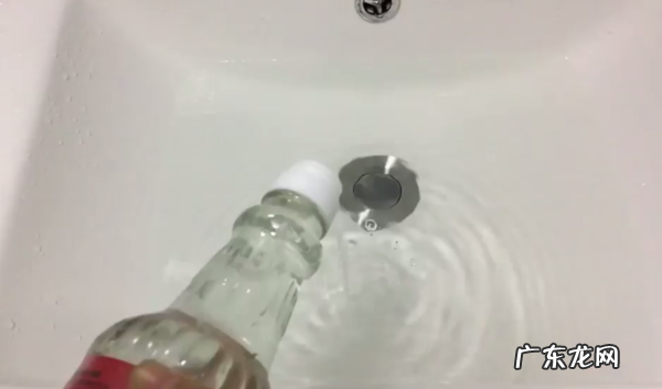 防止牛仔裤掉色的小妙招,新牛仔裤怎么洗不掉色最有效的方法泡多长时问