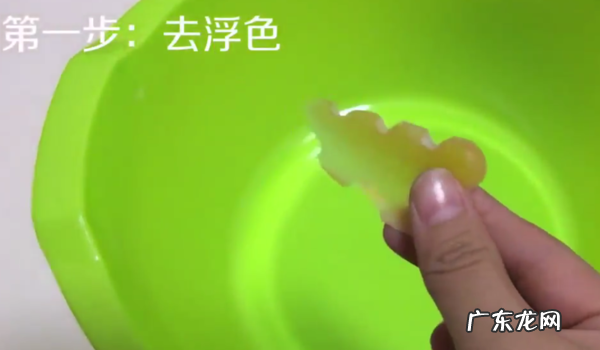 防止牛仔裤掉色的小妙招,新牛仔裤怎么洗不掉色最有效的方法泡多长时问